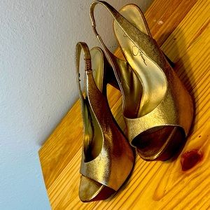 Size 7 gold Jessica Simpson pumps